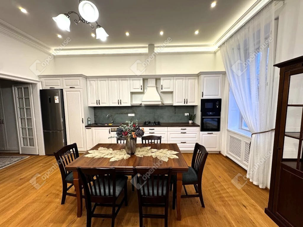 Történelmi Belváros szívében, Fő utcán, egyedülálló bérleti lehetőség!