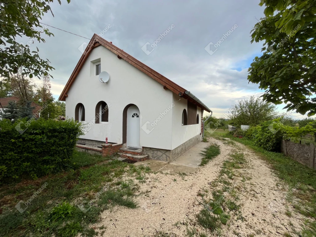 Tágas családi ház eladó Iszkaszentgyörgyön–kert, panoráma, nyugalom