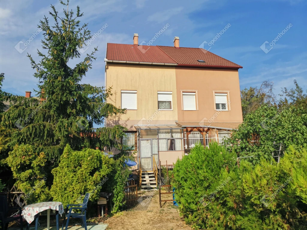Öreghegyi lakás kertkapcsolattal eladó