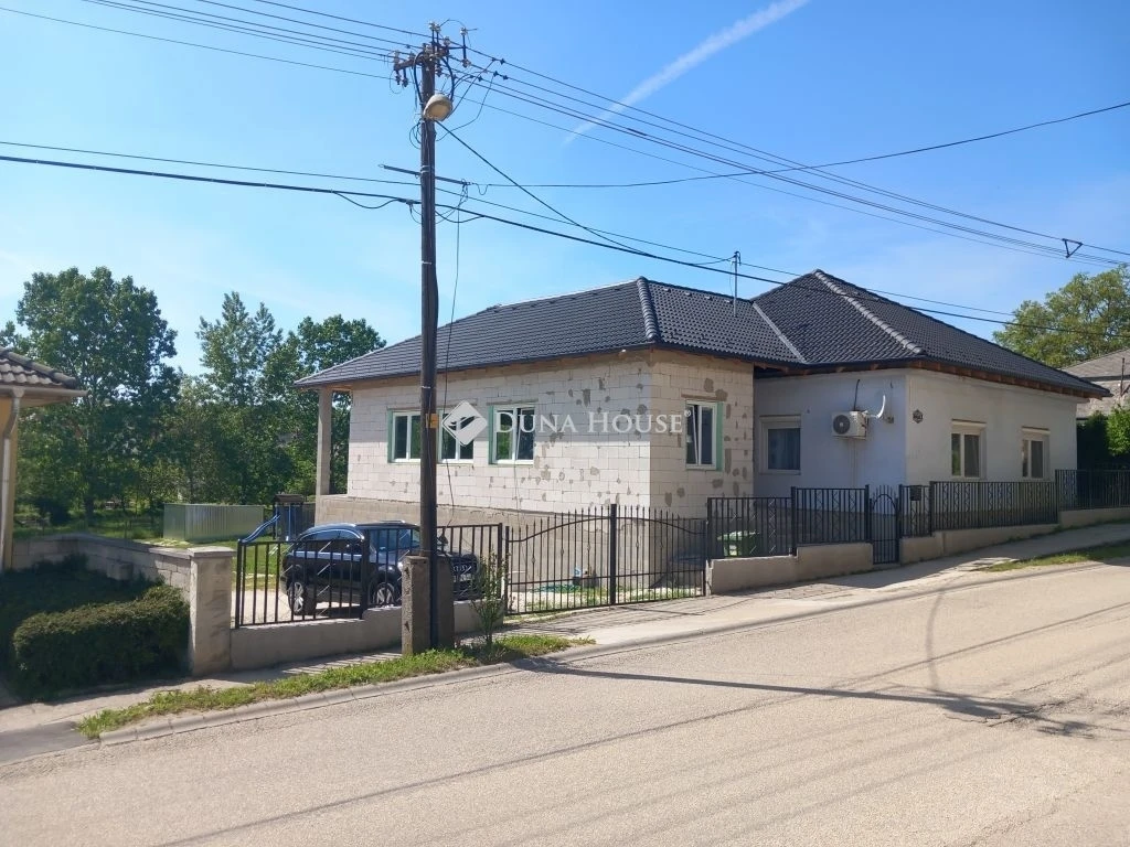 Eladó ház, Mány