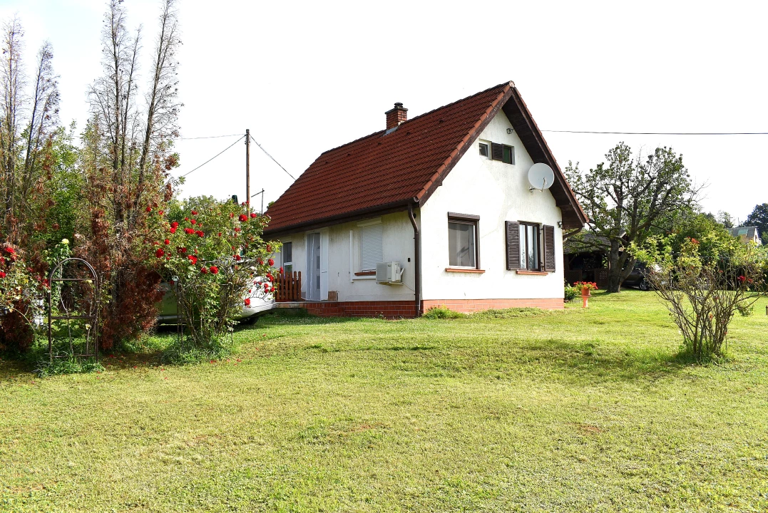 For sale house with a garden, Mencshely