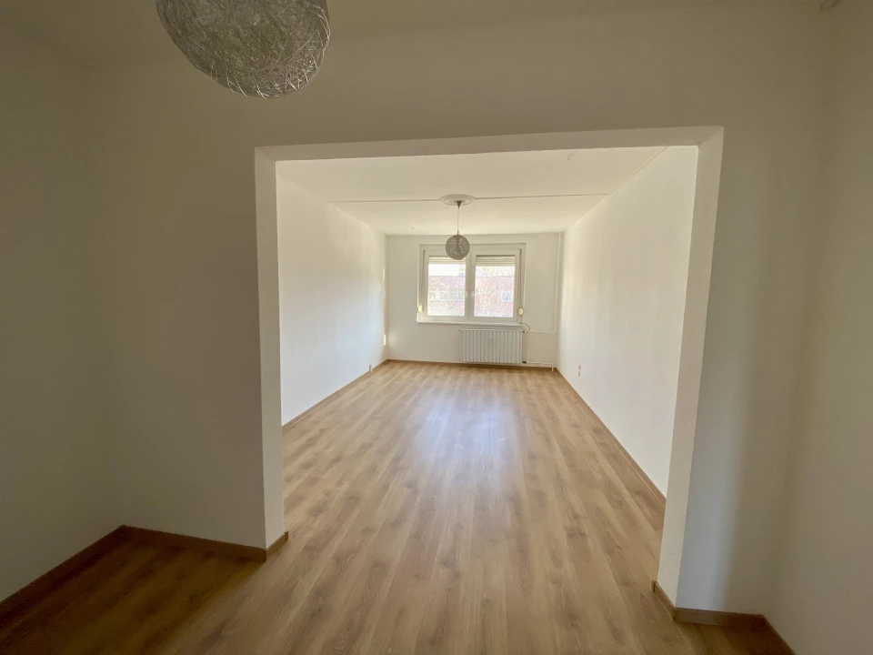 Eladó panellakás, Veszprém
