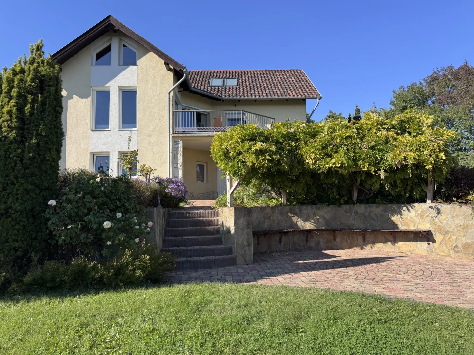 Eladó családi ház, Balatonalmádi
