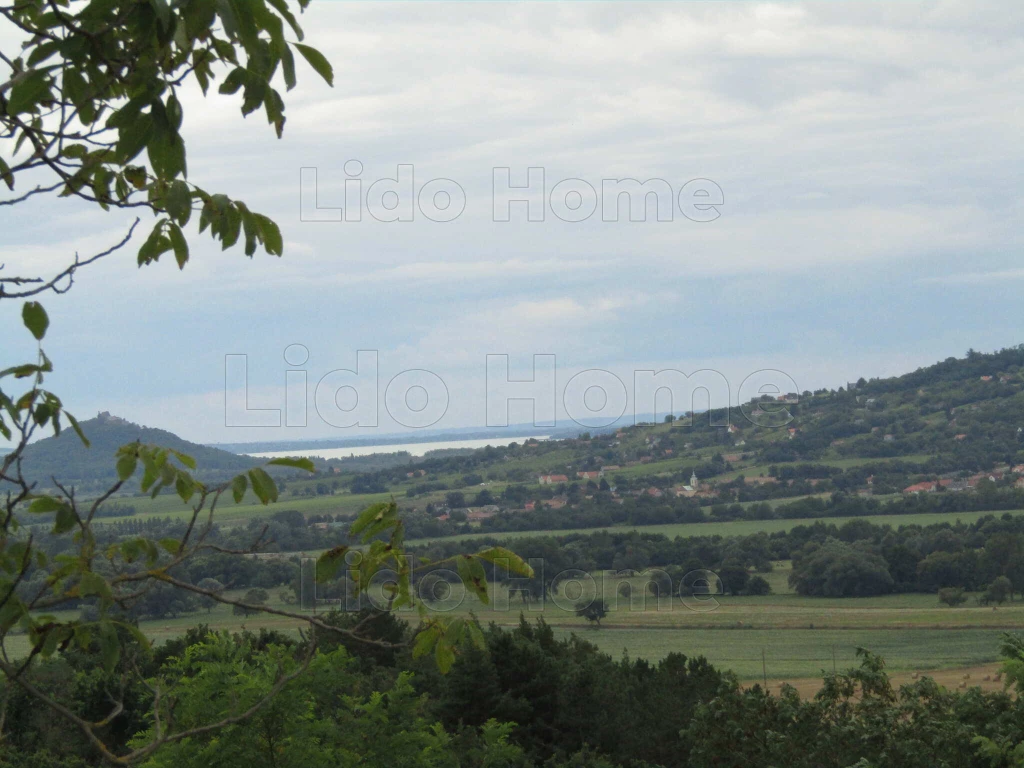 Eladó balatoni részpanorámás nyaraló a Csobánc hegyen!