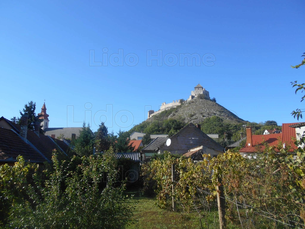 Sümeg központjában, nyugodt élet birtokában ...