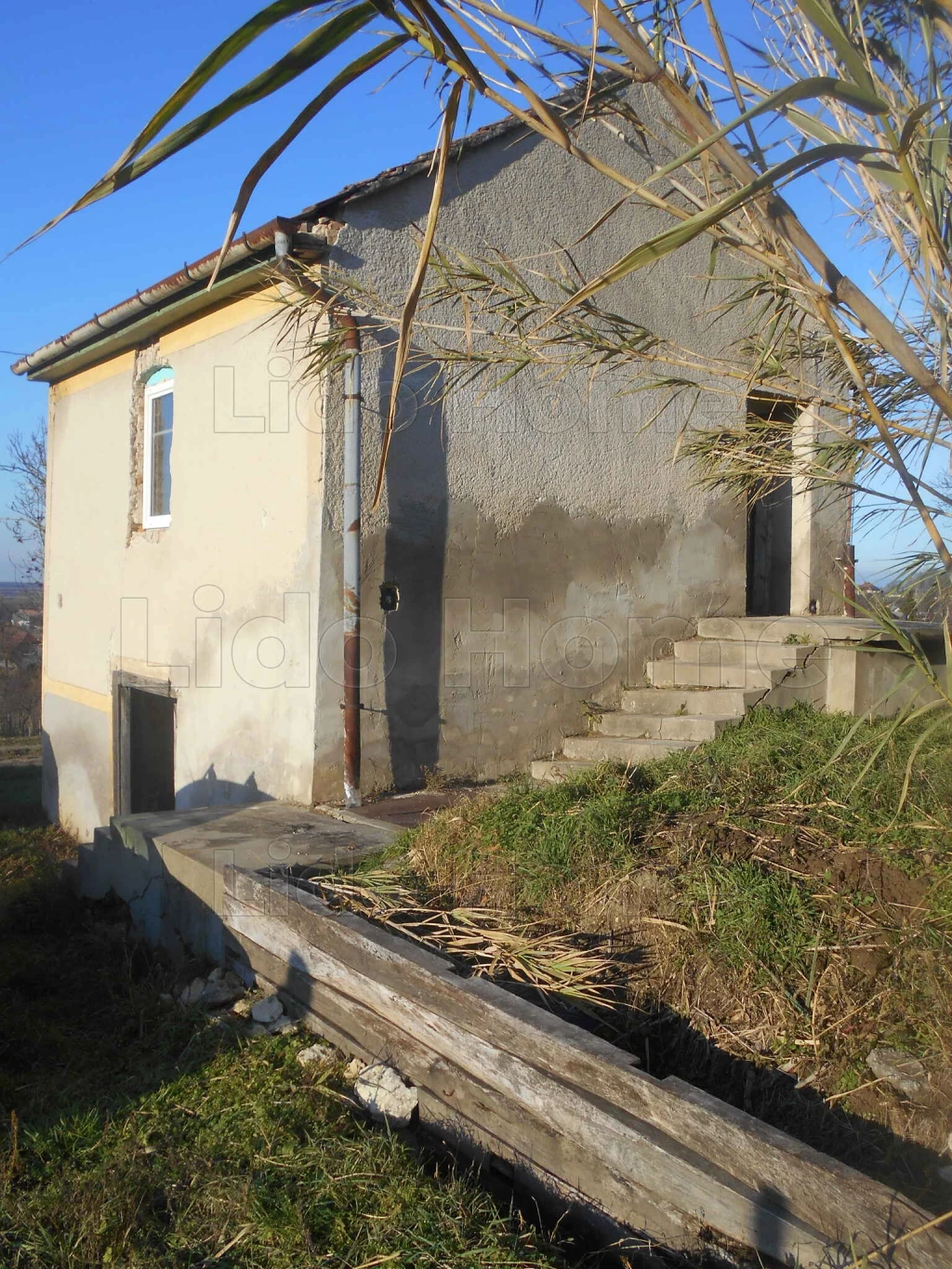 Csabrendeki panorámás telek, megkezdett felújítással remek lehet!