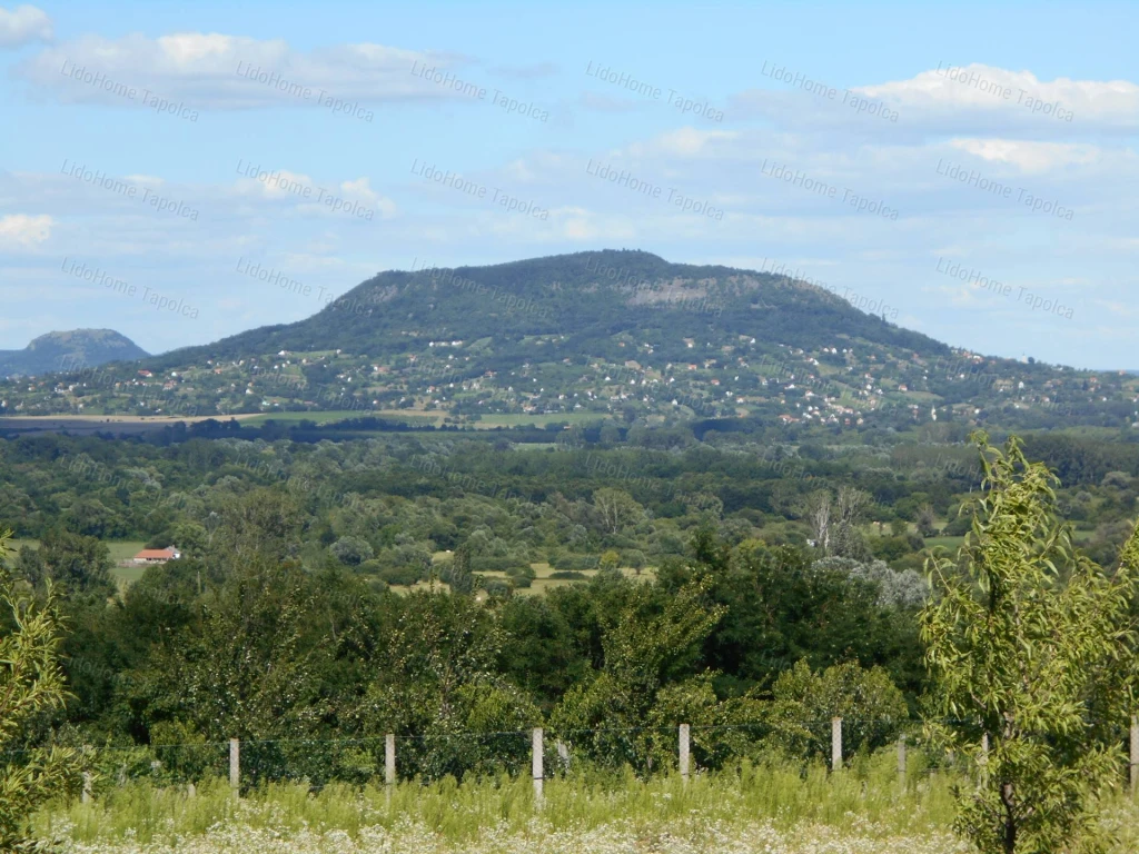 Nemesvitán egy panorámás telek, arra vár, hogy Ön vegye meg!