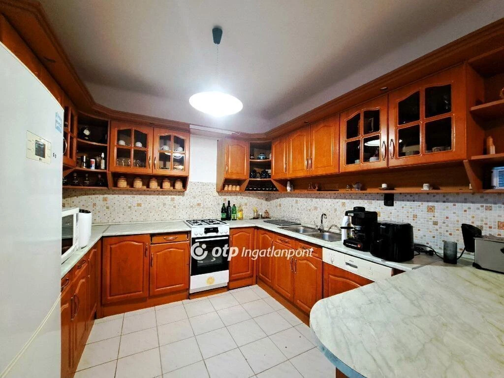 c3-1-name c2-1-name, Levelek, Kert utca