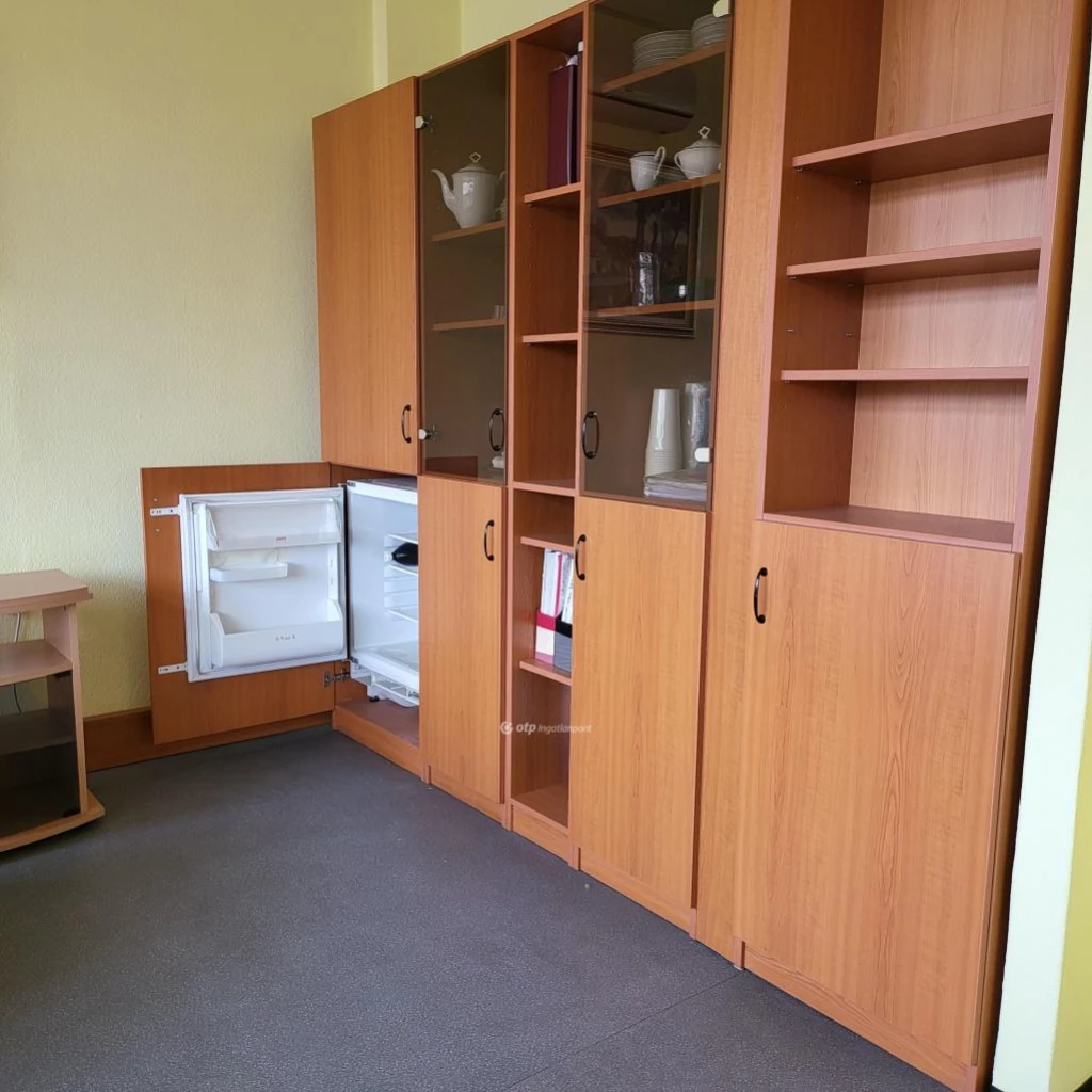 Eladó Üzlethelyiség, Debrecen