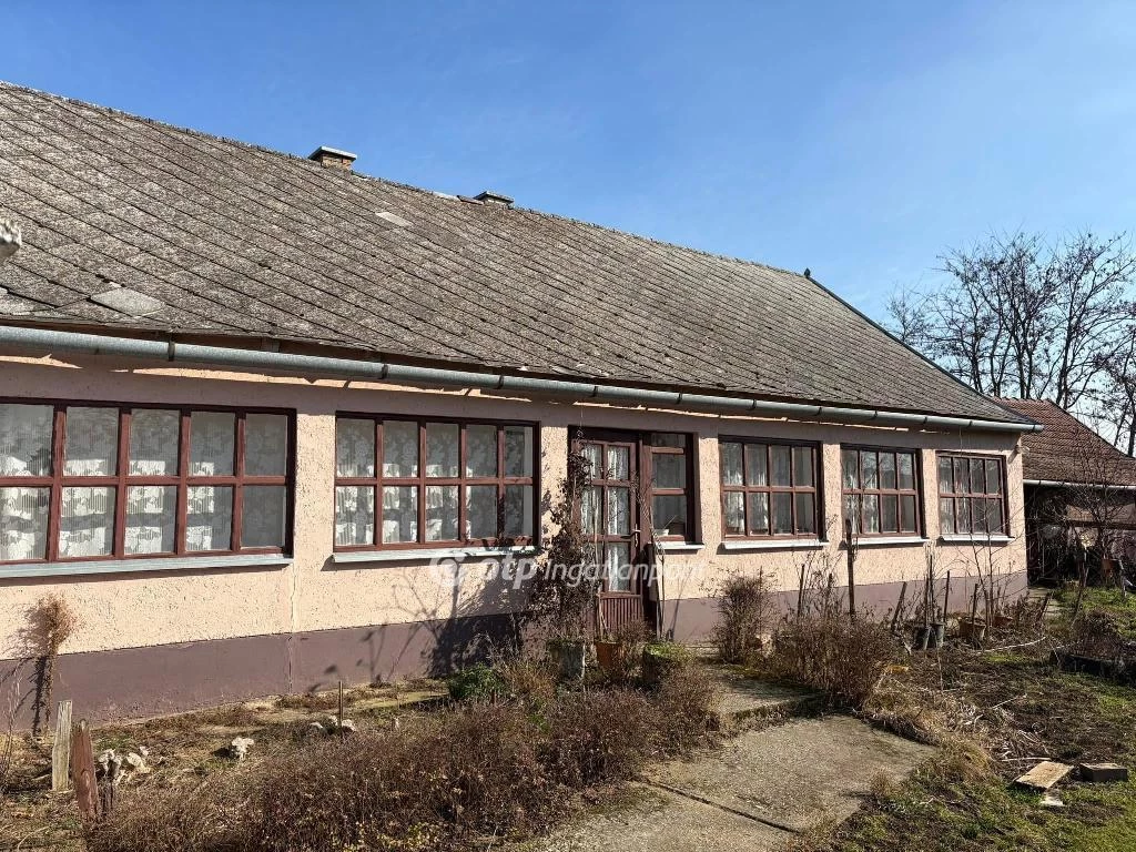 Eladó Ház, Esztár