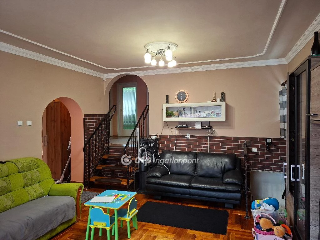 Eladó családi ház, Pocsajban vállalkozási tevékenységre!