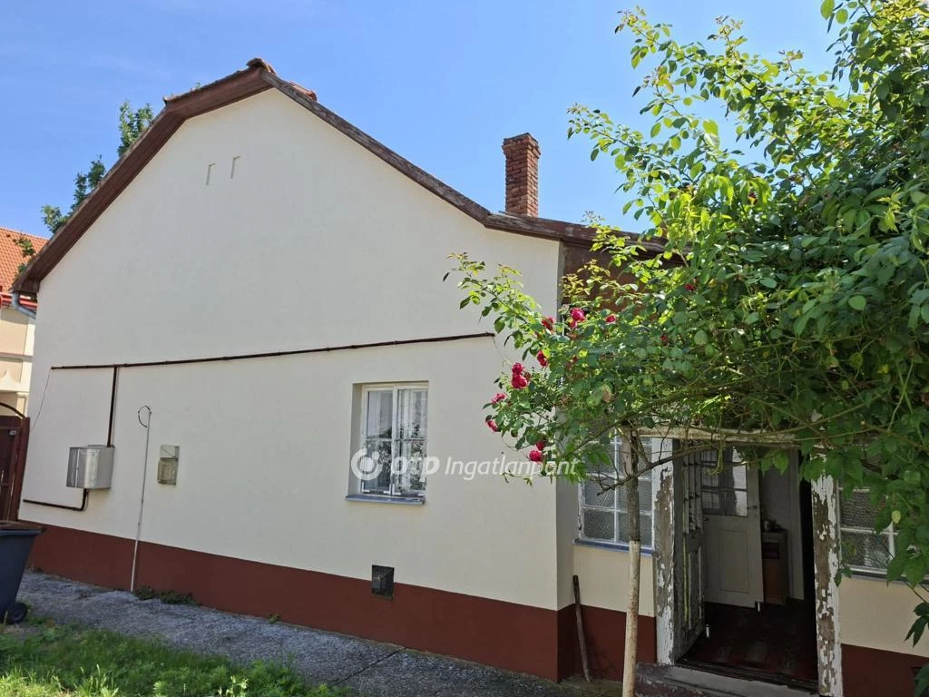 Eladó  családi ház, Hajdúböszörményben egy rendkivűl jó belvárosi utcában!