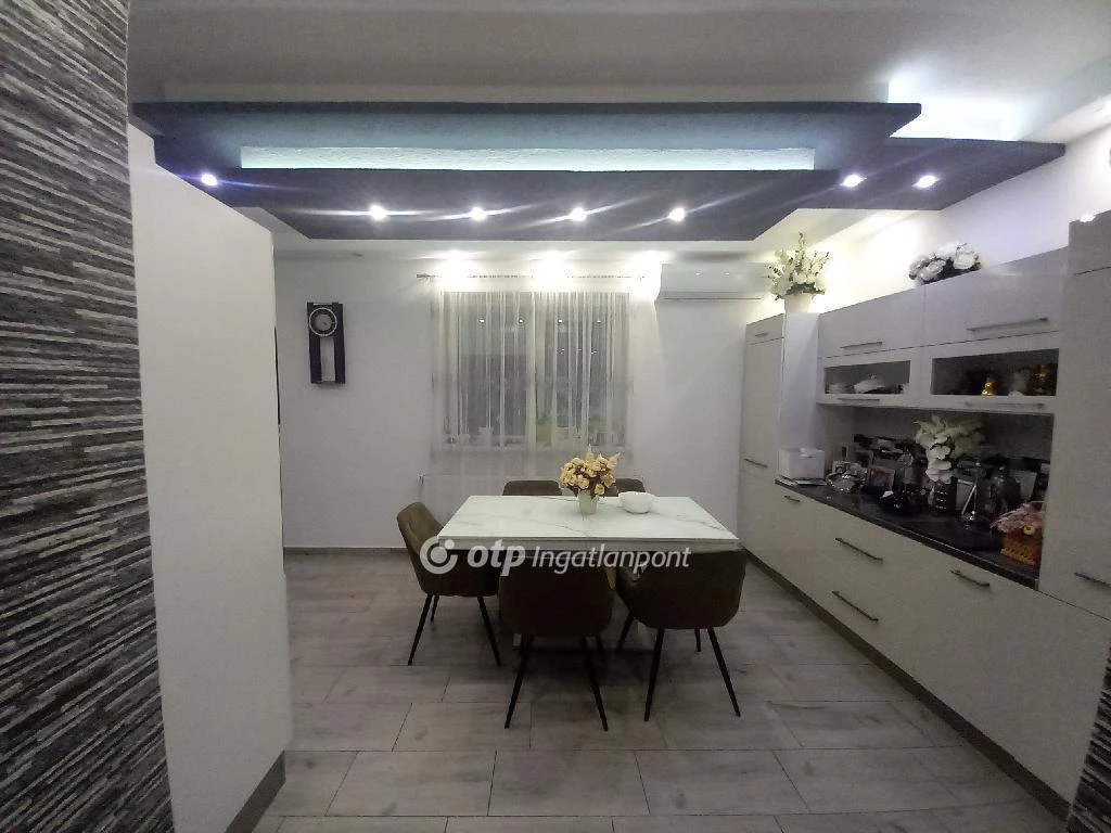 Eladó Ház, Téglás