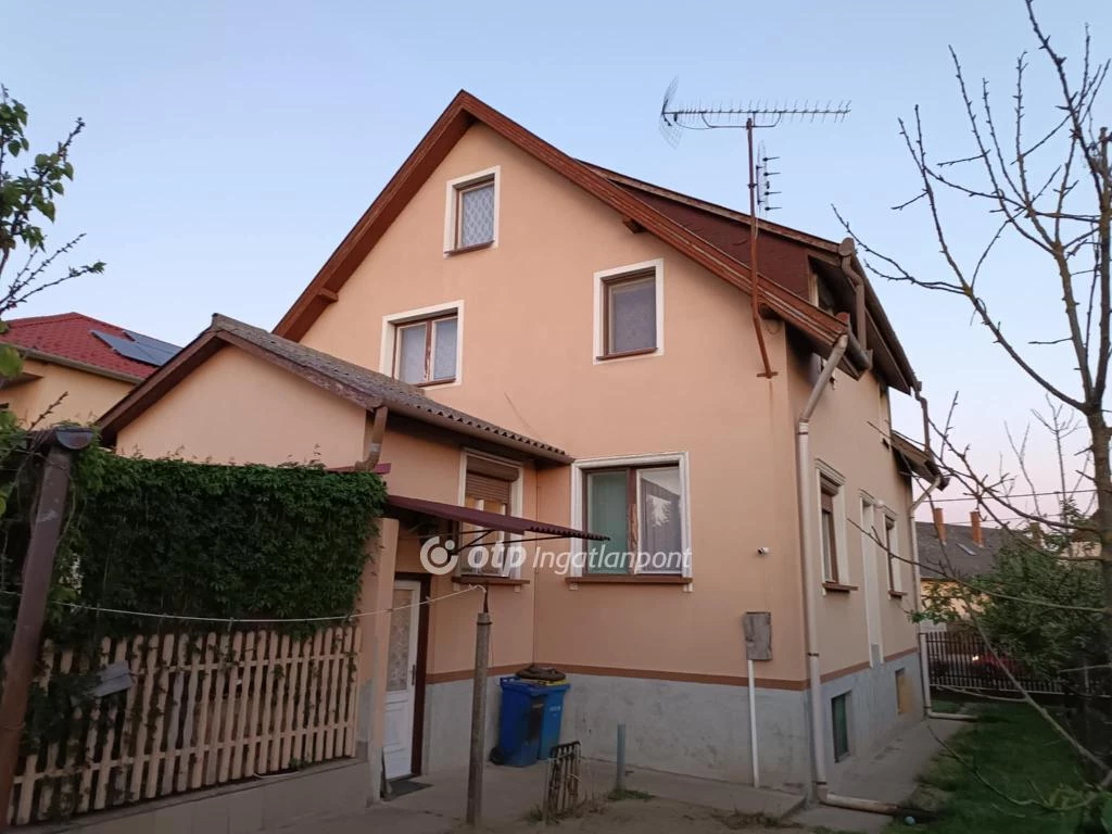 Eladó ház, Debrecenben bevezető útján!