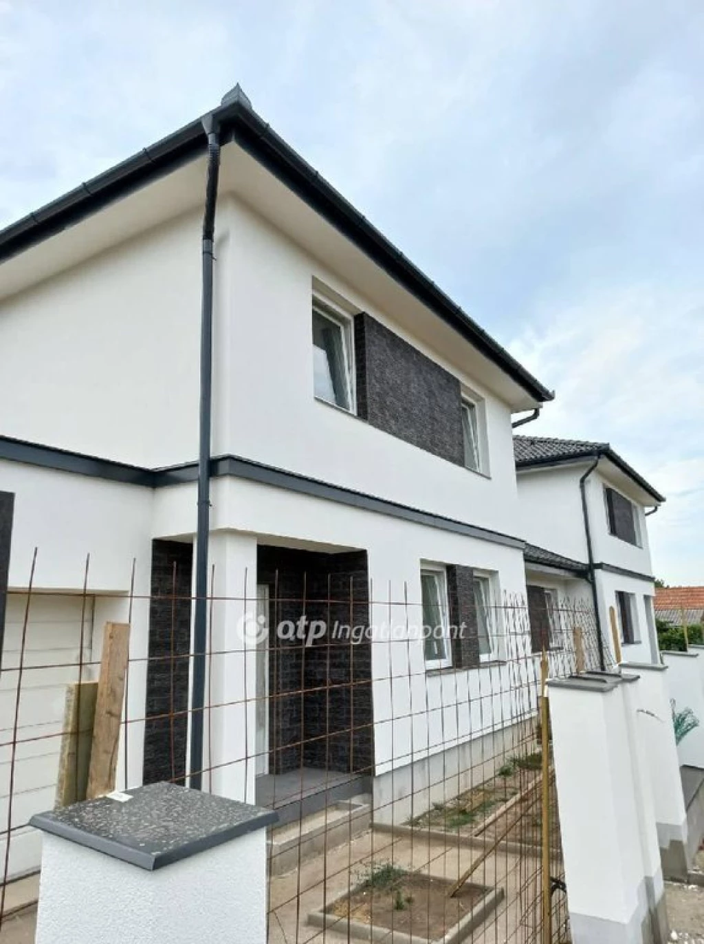 Eladó főúton Hajdúhadházon, ház telek áron!