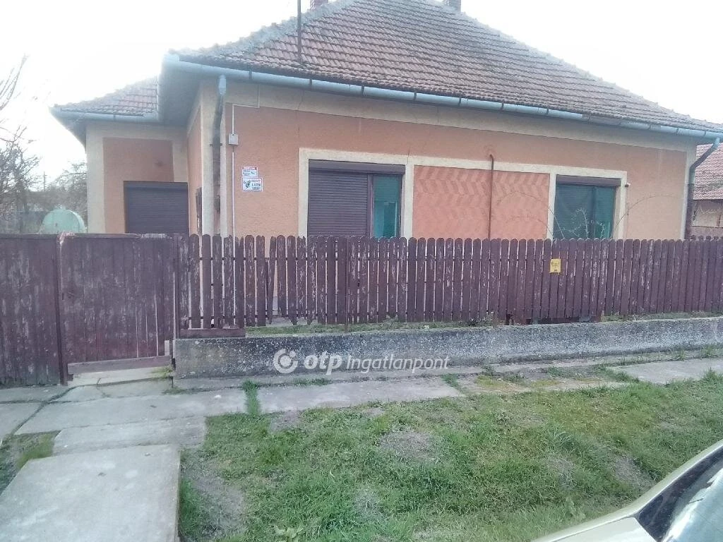 c3-1-name c2-1-name, Komádi, lakóövezet, Jókai utca