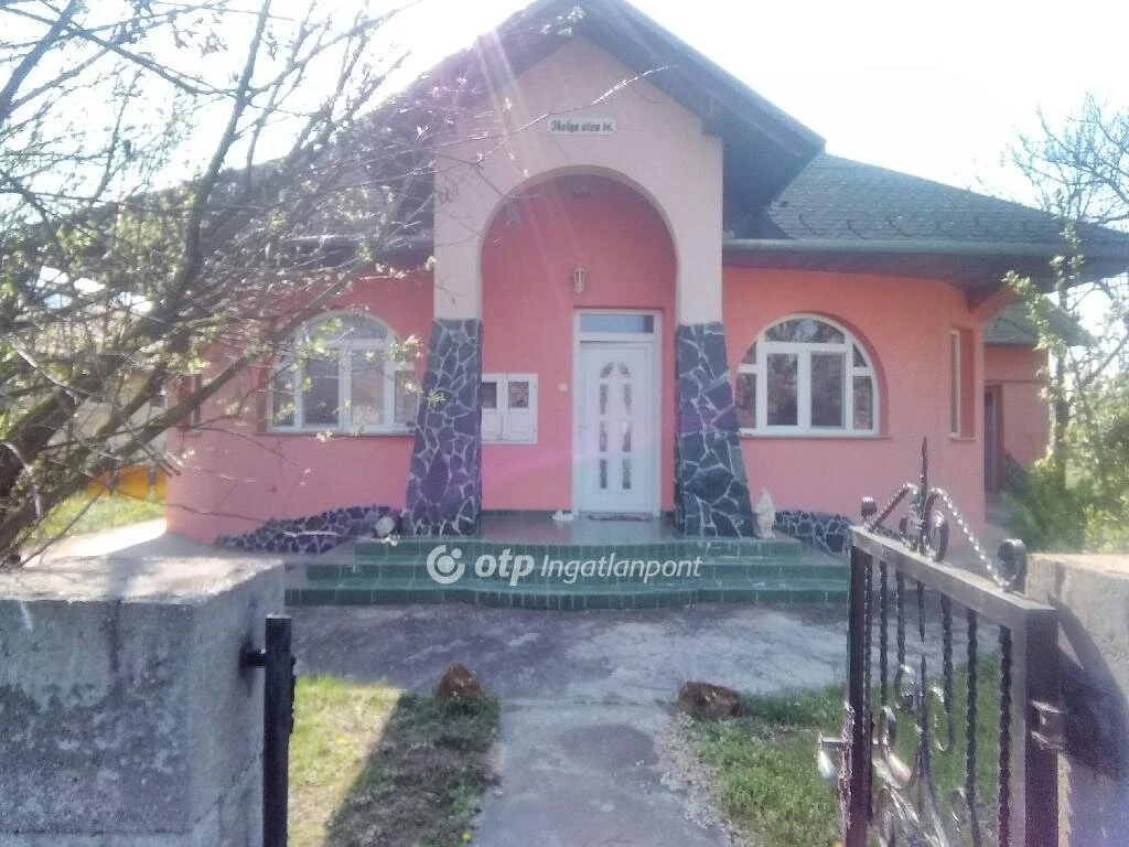 c3-1-name c2-1-name, Komádi, Ibolya utca