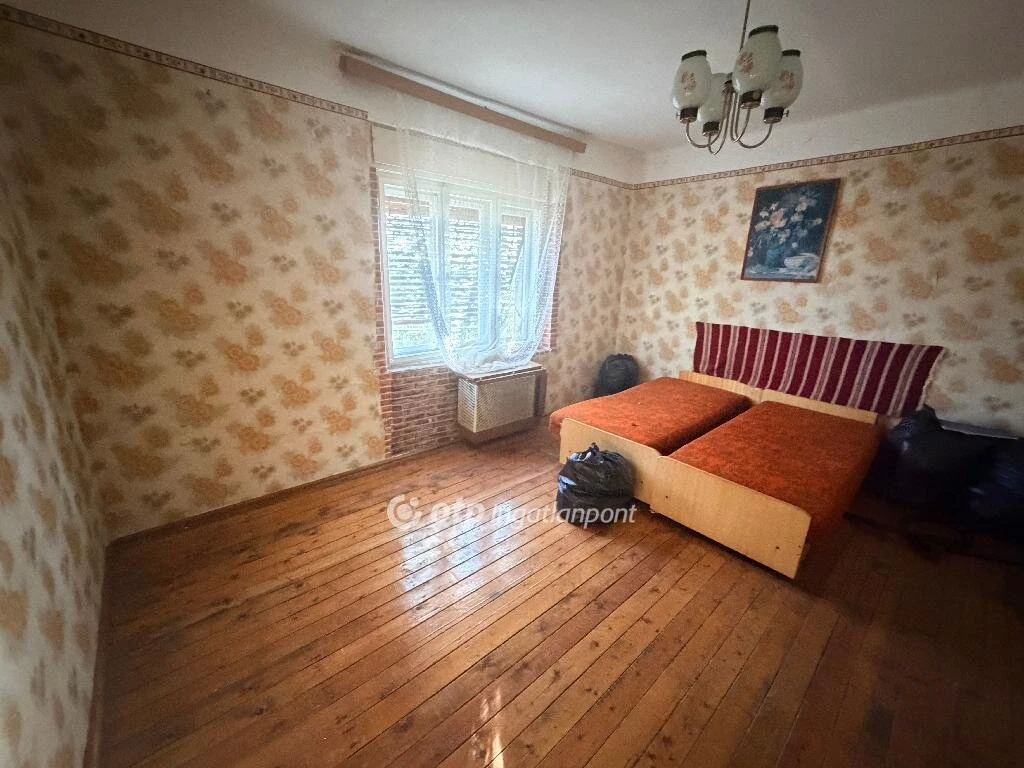 Eladó Ház, Egyek