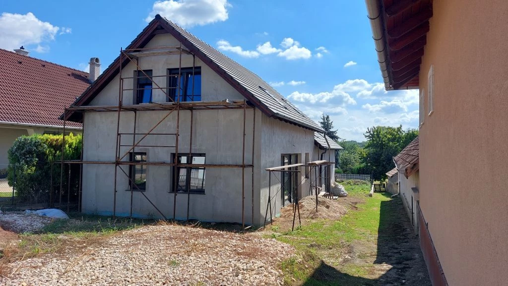 Százhalombatta Óváros részén, 192 nm-es telken, nettó 106,2 nm-es, 5 szobás, kétszintes, duplakomfortos Új ÉpÍtÉsŰ, hŐszivattyÚs, ikerház fél eladÓ!