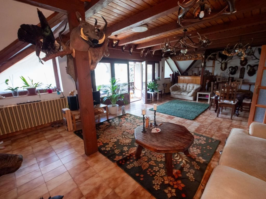 Eladó alsógödön egy háromlakásos társasház 163 nm-es, 3 szobás tetőtéri lakása!