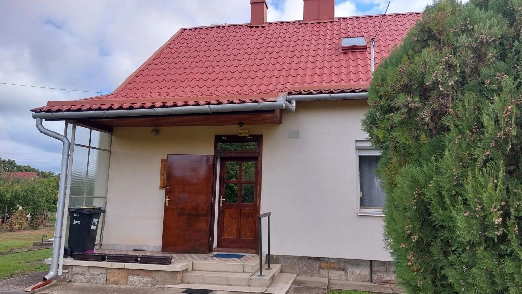 KÁpolnÁsnyÉk, 1481 nm-es telken, egyszintes, 74,4 nm-es, 2 szobás, összkomfortos ikerház fél eladÓ!