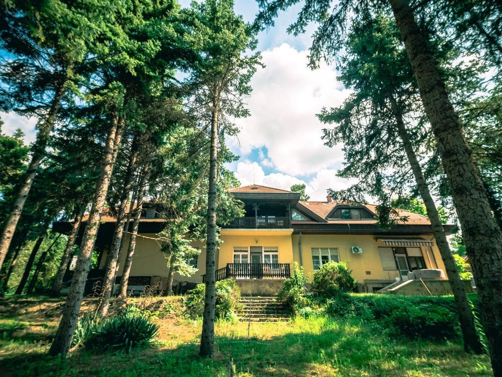 Eladó alsógödön, a duna-parthoz közel, egy háromlakásos, összesen 466 nm-es villaépület!