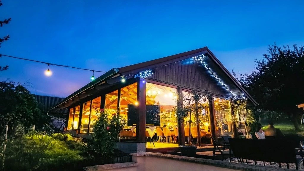 Eladó etyeken bejáratott rendezvény-helyszín a gasztrosétányon!