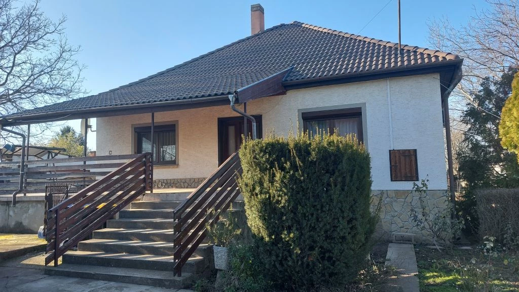 Pusztaszabolcson 1117 nm-es telken, egyszintes, 116,8 nm-es, 3 szobás, összkomfortos, jó állapotú családi ház eladÓ!