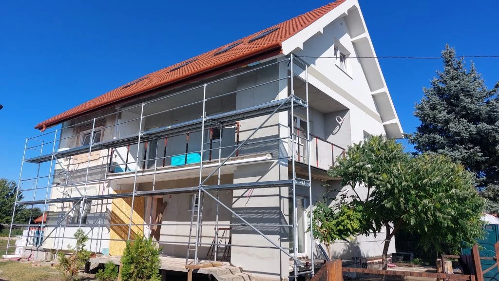 BesnyŐn 1236 nm-es telken, 228 nm-es, háromszintes, 10 + 3 szobás, többgenerációs családi ház eladÓ!