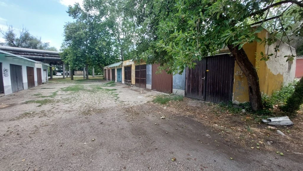Százhalombatta, dunafüredi út garázssor (harcsa csárda mellett), 18 nm-es garázs eladÓ!