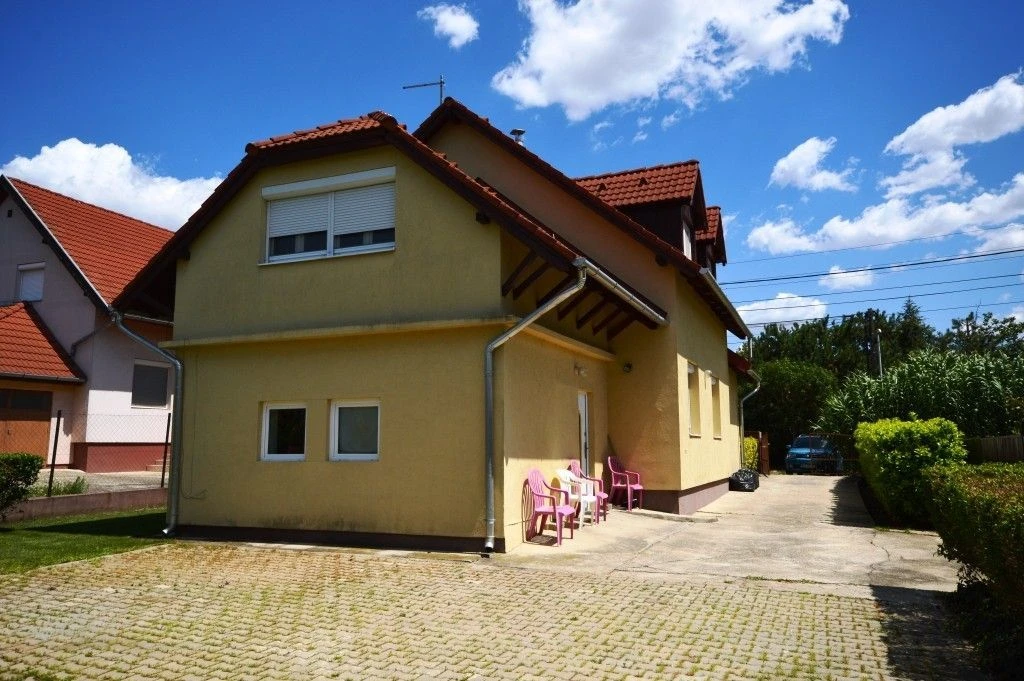 Eladó százhalombattán ez a kiváló állapotú, kétgenerációs, 147 nm-es családi ház!