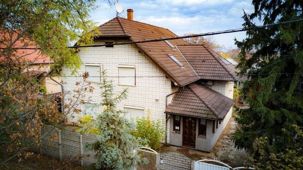 Eladó délegyházán ez a kiváló állapotú, 220 nm-es családiház, garázs és melléképületek!