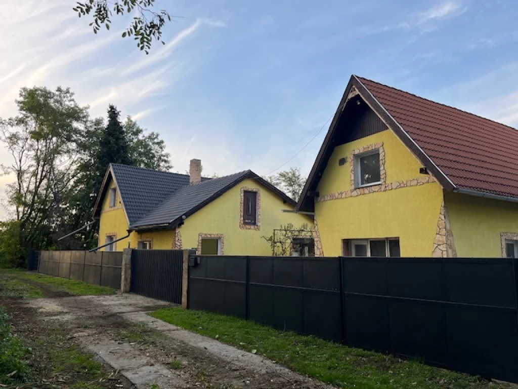 Dánszentmiklóson, 2765nm-es telken három különálló családi ház eladó!