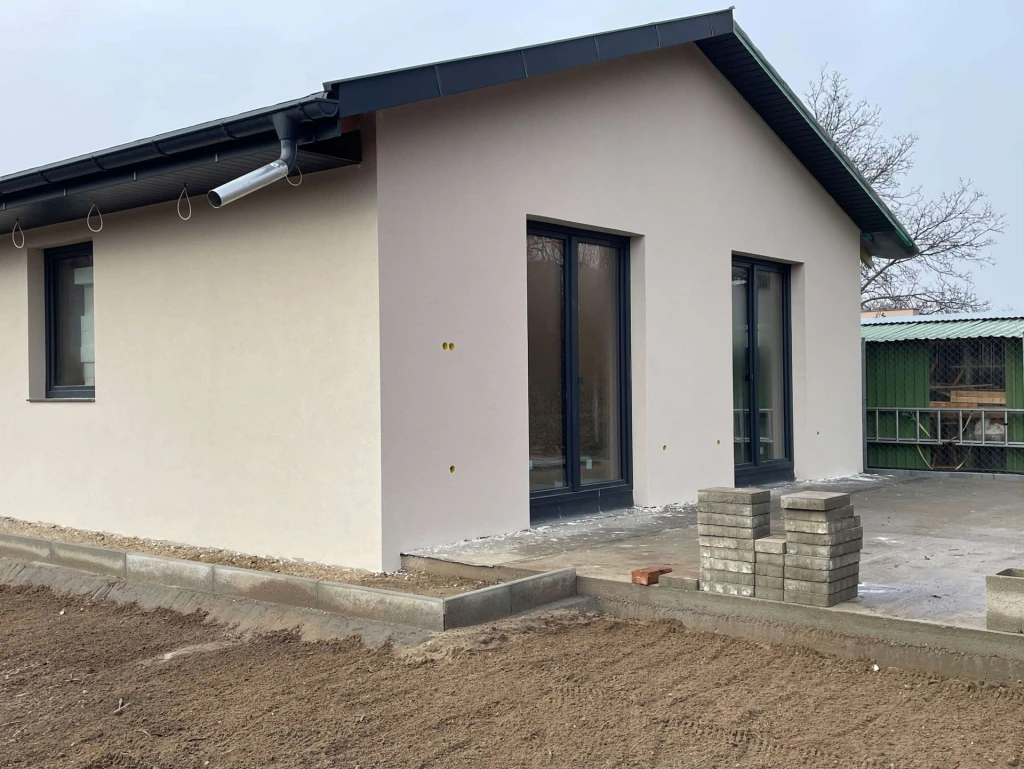 Új építésű családi ház eladó.
