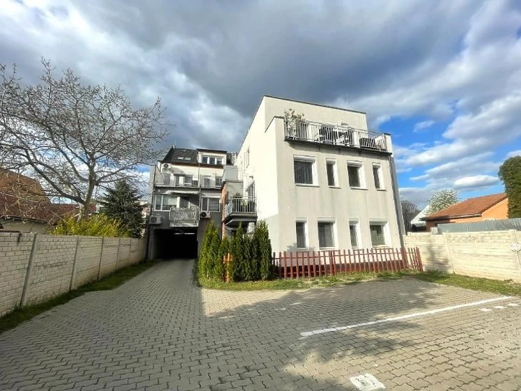 Eladó egyedi garázs, Budapest IV. kerület, Újpest