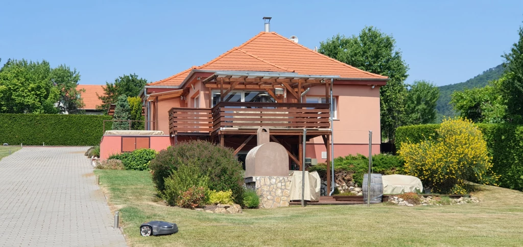 Páratlan panoráma, luxuskivitel – álomingatlan a Balaton északi partján.