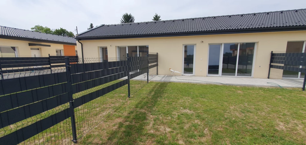 c3-1-name c2-19-name, Győrújbarát, Kisbarát, VERESS P. (B tömb  L2)  KÖZÉPSŐ