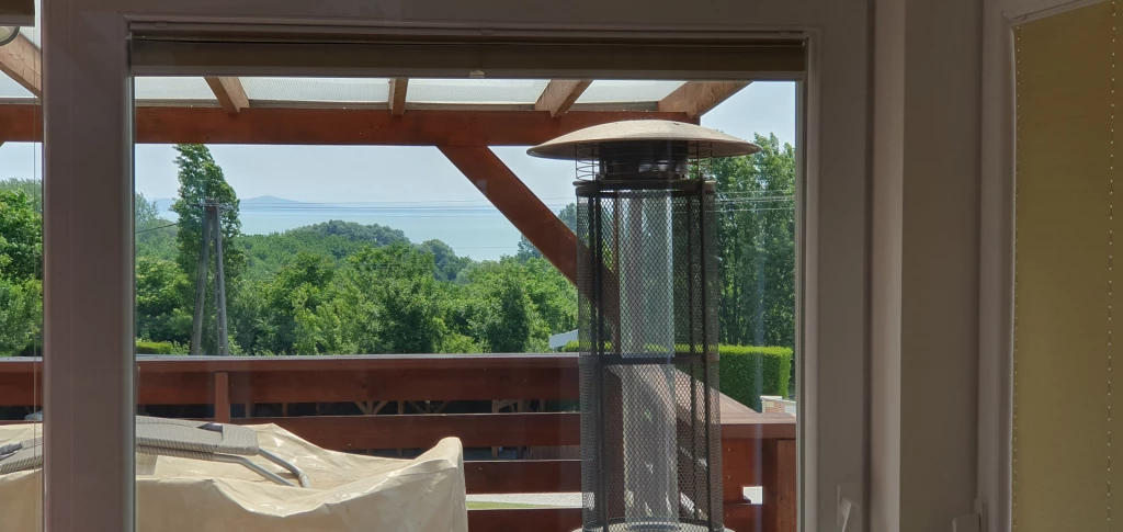 Páratlan panoráma, luxuskivitel – álomingatlan a Balaton északi partján.