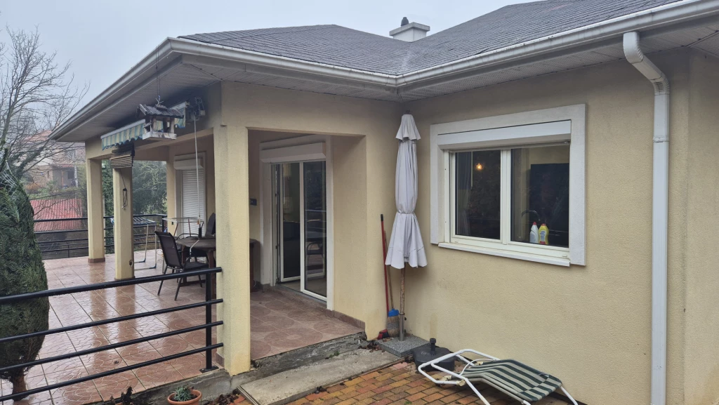 c3-1-name c2-1-name, Győrújbarát