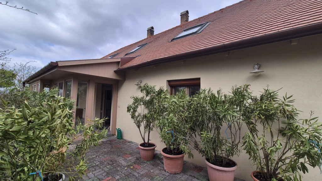 Panorámás birtok Pannonhalmán – egyedülálló lehetőség a Sokorói-dombság ölelésében