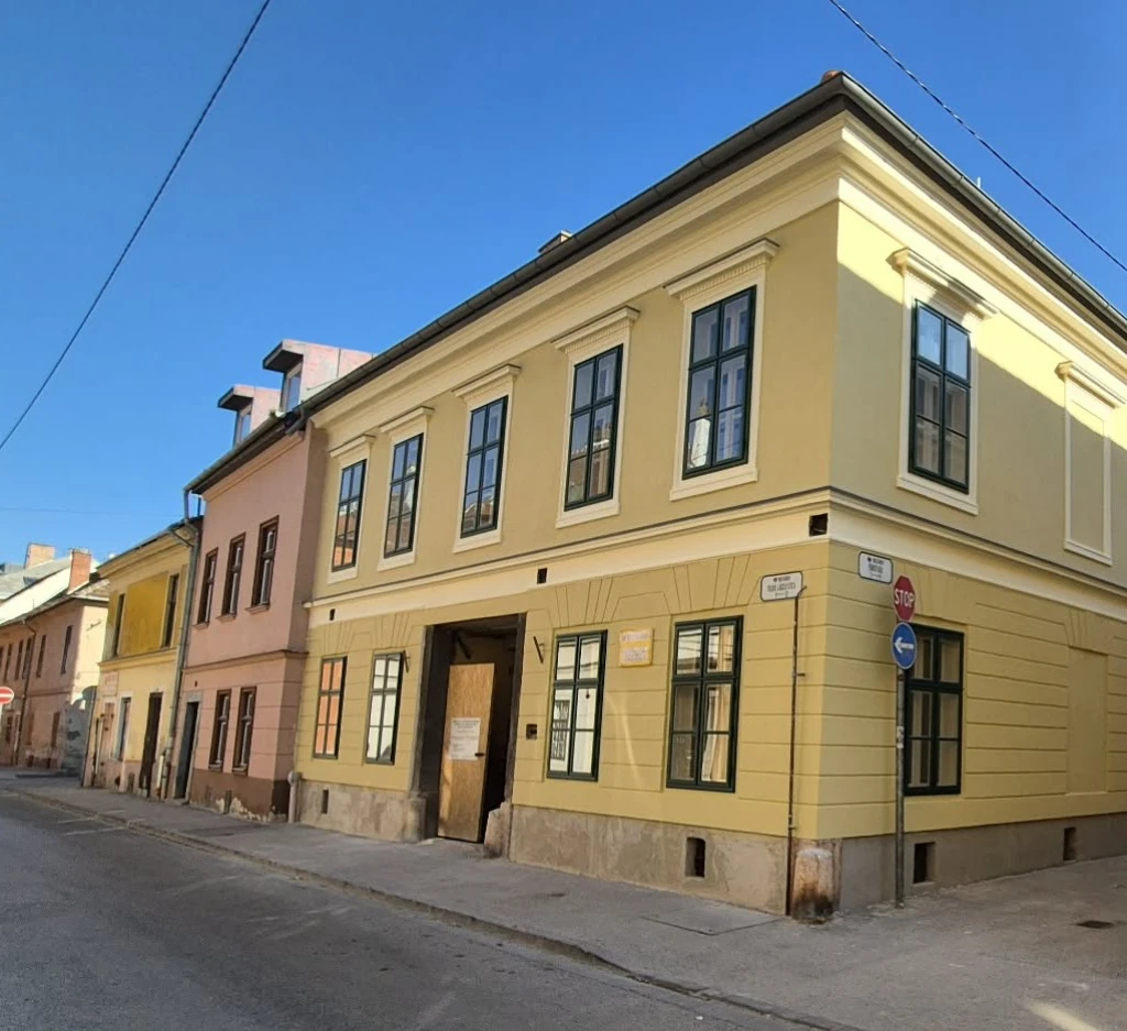 Műemléki luxus 30 méterre a Széchenyi tértől!