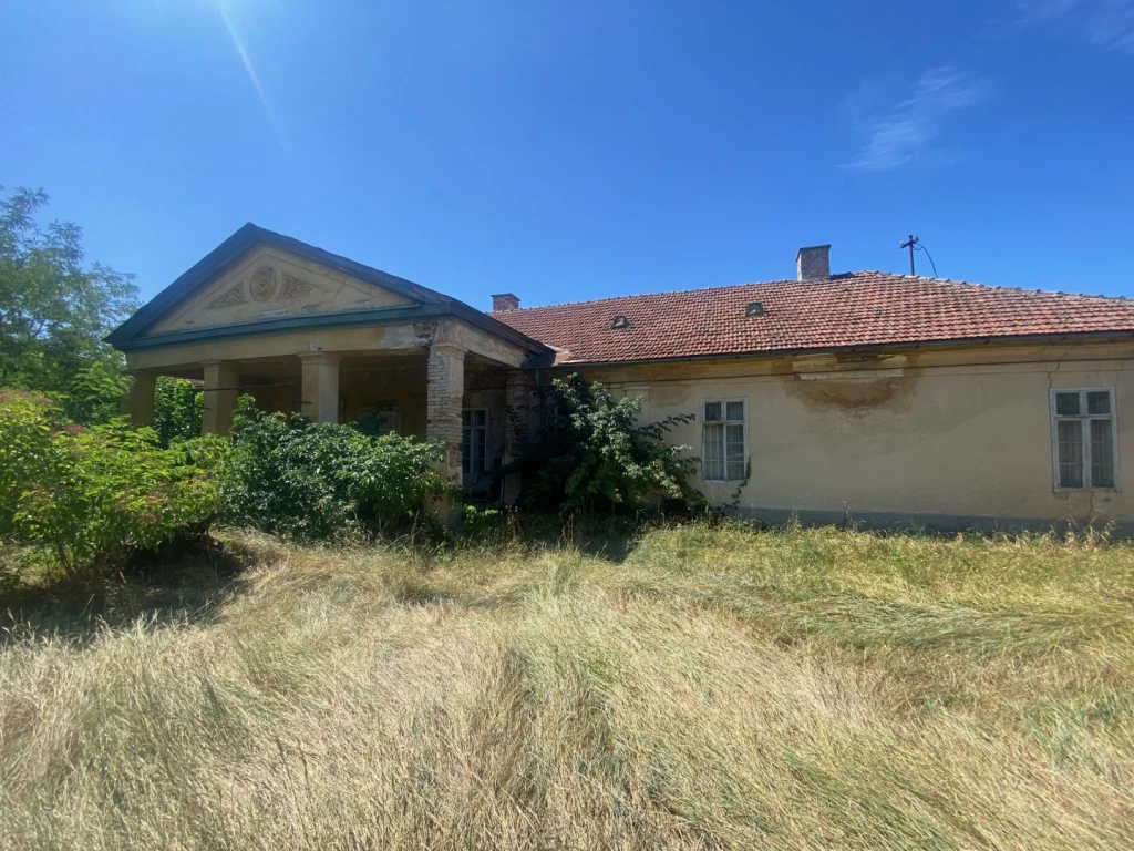 Eladó 528 m2 családi ház, Nyáregyháza