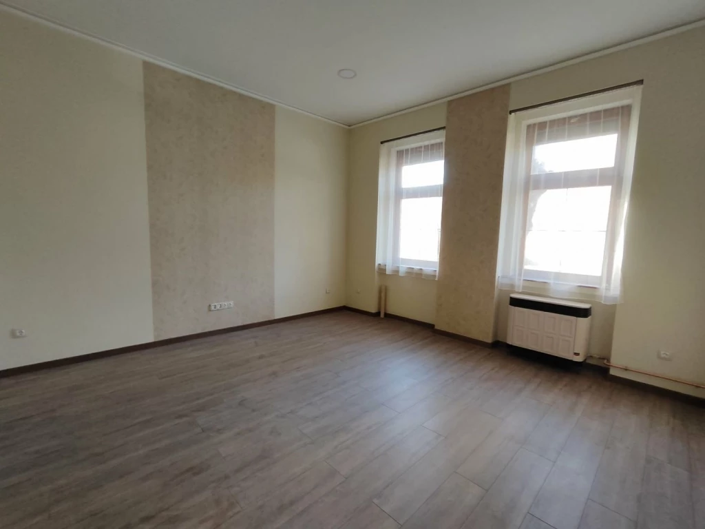 Eladó 48 m2 tégla lakás, Vác