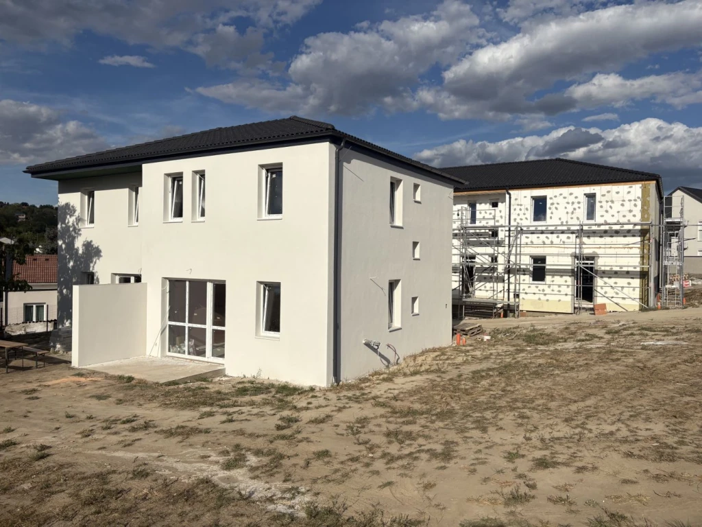 Eladó 86 m2 sorház, Vác