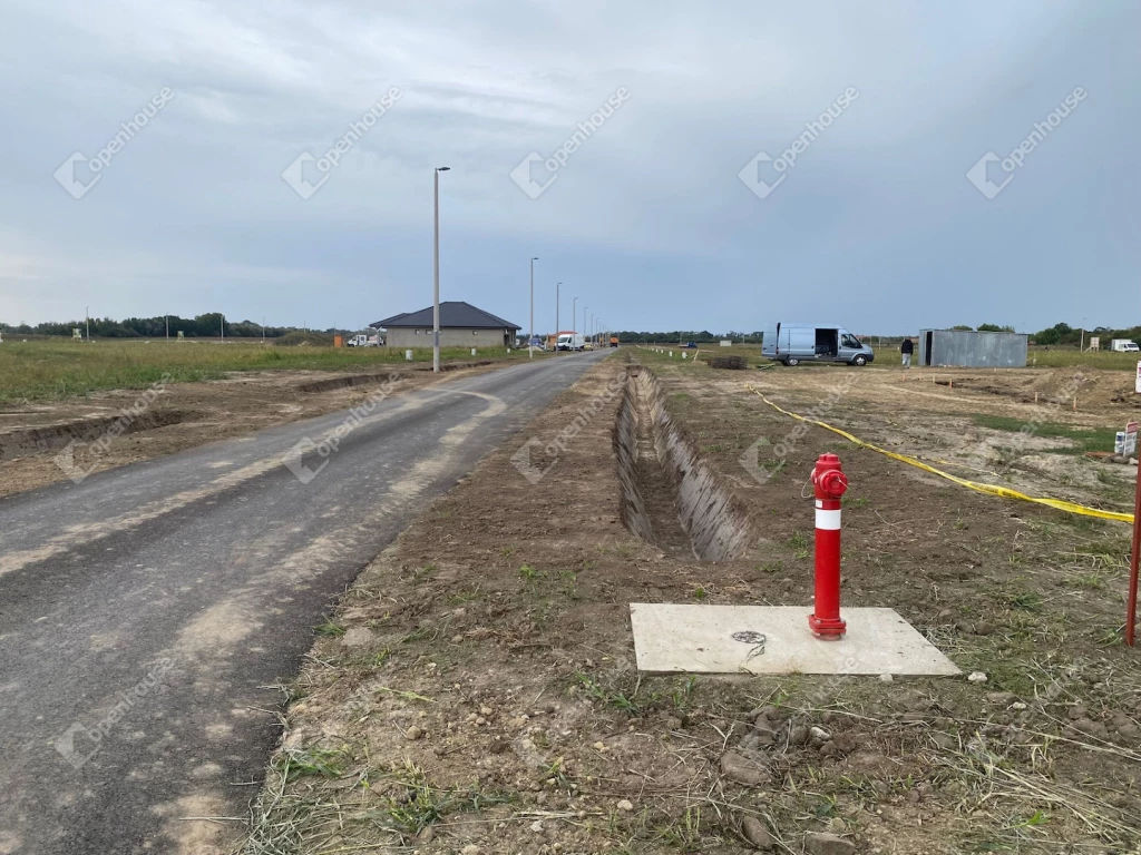 Szegedhez közel, Deszken összközműves építési telek eladó!