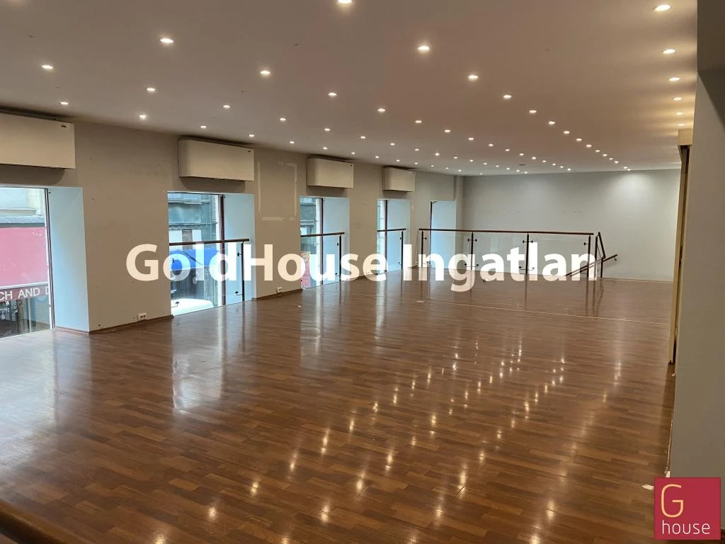 365 négyzetméteres, kiadó üzlethelyiség