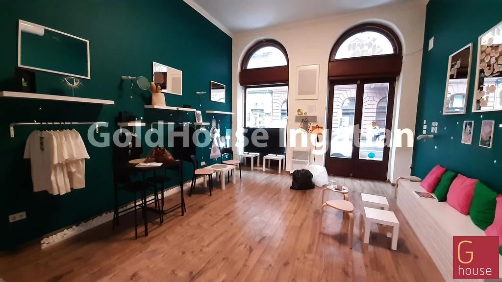 67 négyzetméteres, felújított, utcai, kiadó üzlethelyiség