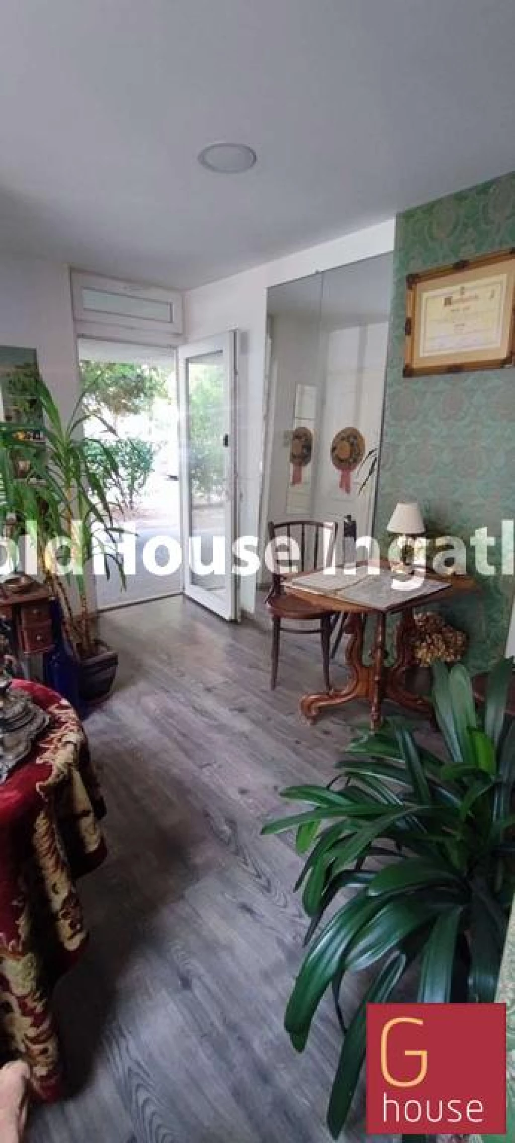 24 négyzetméteres, jó állapotú, utcai, eladó üzlethelyiség