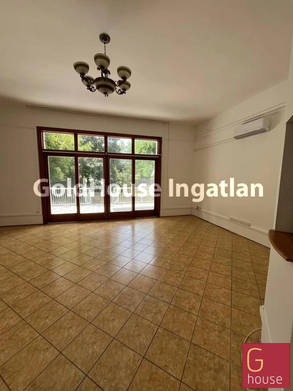 330 négyzetméteres, beköltözhető, pincés, udvari, kiadó iroda