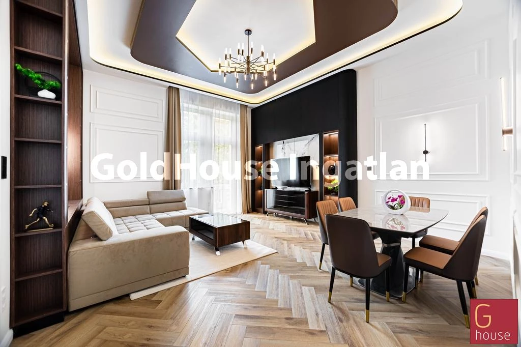 122 négyzetméteres, 4 szobás, felújított, utcai, eladó lakás